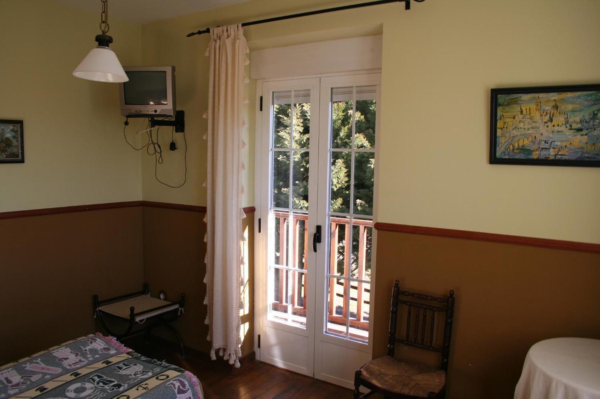 La Casona De Collado Guest House Hoyos del Collado Exterior photo